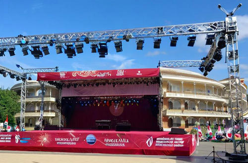 如何計(jì)算搭建木質(zhì)鄭州背景板的人工費(fèi)用？